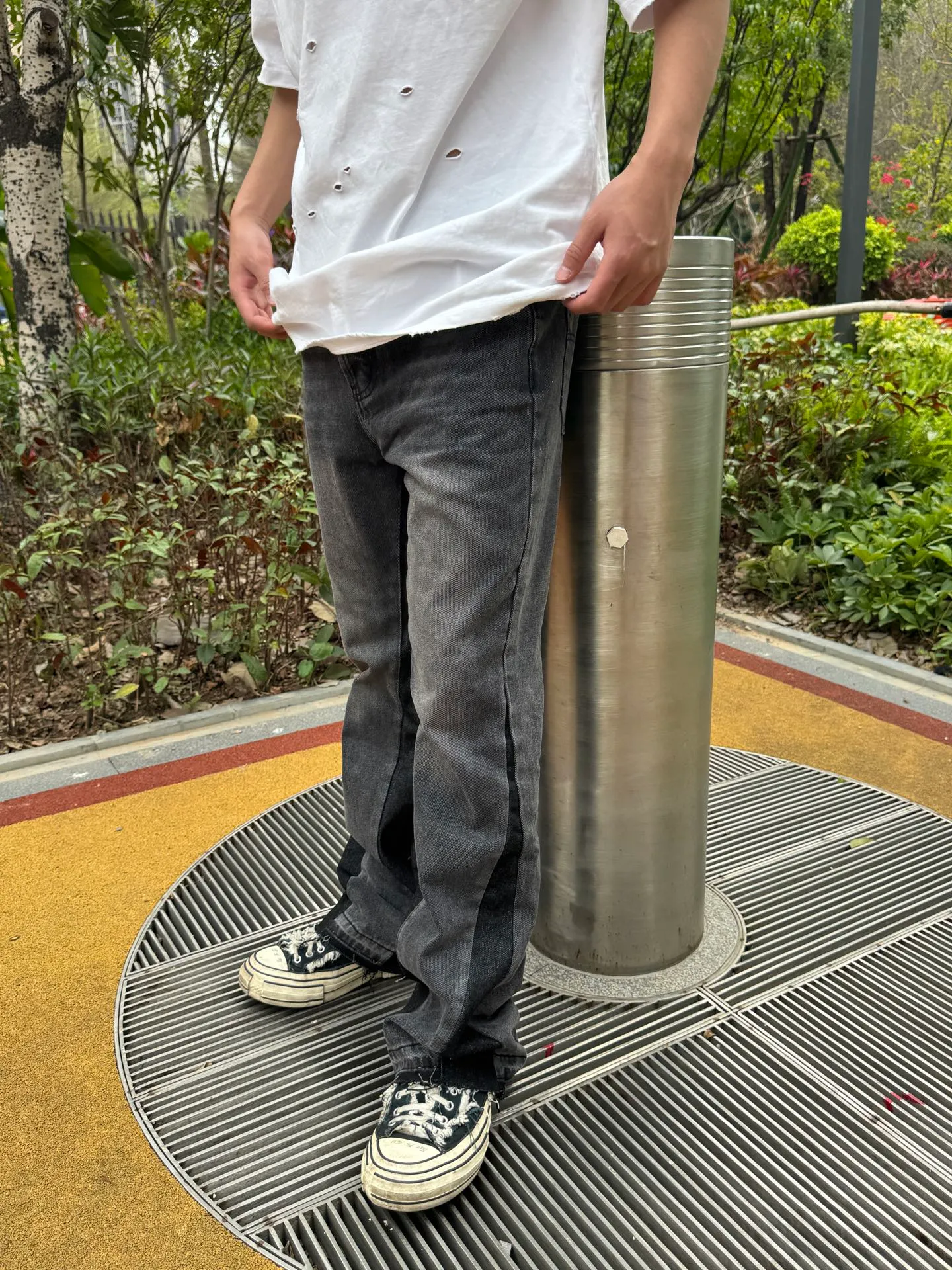-Size upper body P246#G990 GALLERY DEPT denim bell-bottoms washed distressed spliced ​​denim jeans. During the process, the owner of the denim washing plant helped introduce a boss who once worked for Levi's foundry and started his own business. This also paved the way for the following styles. Therefore, Levi's remodeled single product for the base plate is really familiar. Whether it is the fabrics supplied or the lathes used in production, there is nothing to choose from. -Color: Black -Size: S-XXL (corresponding to 28-36)